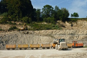  »3 In der eigenen Lehmgrube wird der Rohstoff mittels Raupe schichtenweise abgebaut, zu einer Halde aufgeschichtet, im Brecher vorzerkleinert und dann mit der Feldbahn ins Werk gebracht 