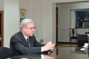  » Débora Giorgi, Argentina’s Minister of Industry, talking to Juan José Soler, Cerámica del Norte, and Luca Caramelli, Bongioanni Macchine (from right to left) 