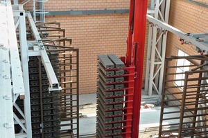  »7 The tall, slender dryer cars serving the Laminaris XL dryer have 16 decks for clay masonry units 