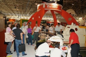  ››2 The exhibition stands attracted many visitors 