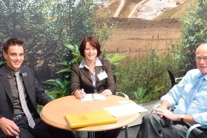  »8 Günther Schmidt, President (right), and Stephan Schmidt (left), Stephan Schmidt KG, Germany, talking with Zi Editor Anett Fischer 