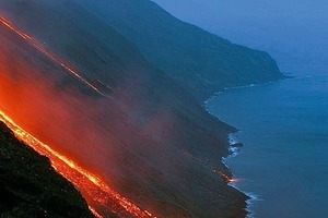  »1 Volcanic island of Stromboli/Italy: formation of obsidian live 