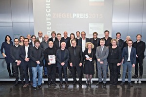  »1 Gruppenbild mit allen Preisträgern und Beteiligten des Deutschen Ziegelpreises 2015  