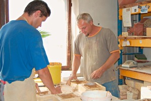  »6 The body is struck into the plaster moulds by hand 