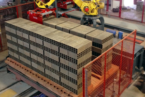  »4 The robot sets the bricks in five packs in two rows on the kiln car 