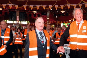  »2 Dick Tommel (president of Stiftung zur Förderung von Strassenbacksteinen, a foundation devoted to the promotion of clay pavers) and Jan van Ommen (general manager of CRH Clay Solutions) give the starting signal for the new robots (f.l.t.r.) 