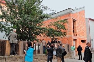  »5 Eine Ziegelbaustelle in Litomysl, Tschechien, wird eingehend von den Teilnehmern begutachtetFoto: Ziegel Zentrum Süd e.V. 