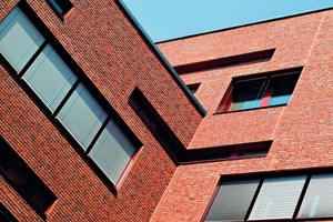  »11 Biotechnologisch-Biotechnisches Zentrum Leipzig: Rund 485 lfd. Meter Fertigteile für rund 275 Tür- und Fensterstürze fügen sich optisch unsichtbar in die gemauerte Fassade ein 