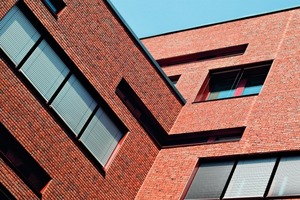  »11 Centre for Environmental Biotechnology – Leipzig: Some 485 running metres of prefab units encompassing roughly 275 door and window lintels were invisibly integrated into the masoned façade 