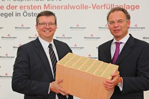  »1 Mag. Christian Weinhapl und Dr. Heimo Scheuch präsentieren stolz den mit Mineralwolle verfüllten Hintermauerziegel Porotherm W.i.  