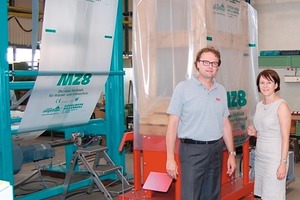  »2 Frank Appel and Anett Fischer in front of a partly assembled packing plant for a German brick yard 