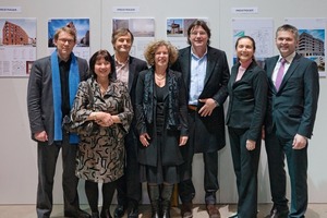  »1 Freude nach der Architekturpreis-Verleihung des Ziegel Zentrum Süd (ZZS): Preisträger Prof. Andreas Meck, Laudatorin Prof. Anne-Christin Scheiblauer, Preisträger Prof. Dietrich Fink, ZZS-Geschäftsführerin Waltraud Vogler, Preisträger Stefan Foster, Baureferentin Rosemarie Hingerl und Johannes Edmüller, ZZS-Vorstandsvorsitzender (v. l. n. r.).Foto: Ziegel Zentrum Süd, München 