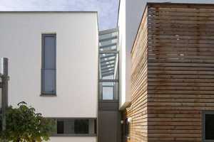  &gt;&gt; Glass-covered hallway between the children's and parents' tracts invites abundant sunlight into the underlying space  