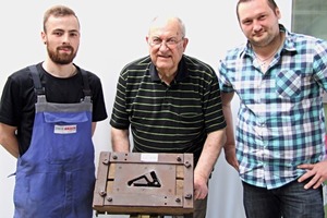  »1 Willi Bender präsentiert mit den ZMB Braun-Mitarbeitern Dimitri Block (rechts) und Vincenzo Albano (links) ein Mundstück der Sammlung 