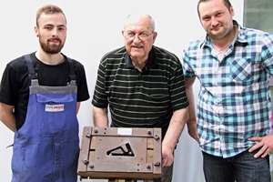  »1 Willi Bender shows ZMB Braun staffers Dimitri Block and Vincenzo Albano one of the dies from the collection 