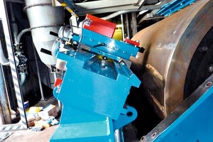  »2 Turning machine in action (roller surfaces are turned with high precision) 