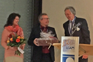  »1 Anton Hörl (rechts), Präsident des Bayerischen Ziegelindustrie-Verbandes e.V., bedankte sich bei Dagmar Schädel und Lehrgangsleiter Joachim Deppisch für ihre Arbeit  