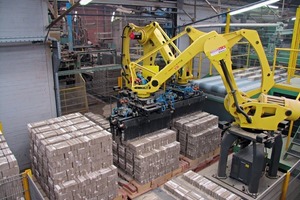  »3 When palletizing is the job to be done, four-axis robots are the way to go – and wrist loads of 450 kg or so are no problem 