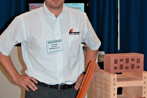  »14 Berthold Mueller, ZMB Braun Inc., präsentierte auf dem Clemson-Forum einen steifverpressten Blockziegel mit 46 % Lochanteil 