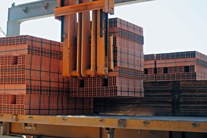  »5 Loading of packs without pallets onto a lorry 