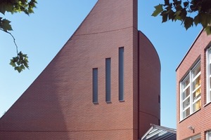  &gt;&gt; Ein steil aufsteigendes Segel charkterisiert den Südturm und signalisiert dem Besucher zugleich den neuen Eingang zu der Anlage. 