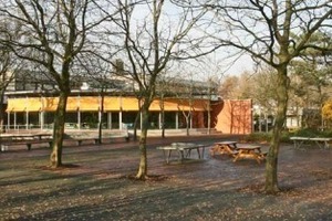  &gt;&gt; Neue Cafeteria des Schulzentrums Deegfeld in Nordhorn mit Blick auf den großen Schulhof.  