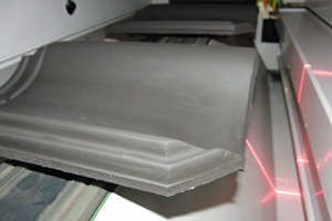  » Prüfung von Dachziegeln: Der Linienlaser erfasst die Oberfläche für die 3-D-Aufnahme im Triangulationsverfahren 