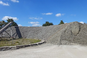  »13 Ready for delivery to the brickworks: On-site precrushed and homogenized marly argillaceous rock from the Bernburg formation/Typus-Region Bernburg (2016) 