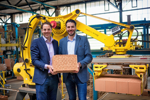  »3 Managing directors Michael and Matthias Hörl present the innovative clay block “Unipor Silvacor” filled with wood fibres 