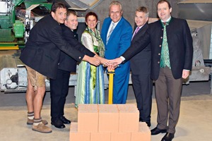  »1 The Bavarian Minister of the Interior Joachim Herrmann together with honorary guests and members of the management, was the first to switch on the new plant. In the photo from left: Heinz Girgner, Plant Manager at Zeilarn; Mayor Walter Lechl; Reserl Sem, Member of the Bavarian State Parliament; Joachim Herrmann; Johannes Edmüller, Managing Partner, and Michael Fahmüller, District Administrator for Rottal-Inn 