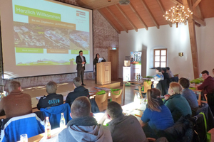  »2 Thomas Bader and Zi-Editor Anett Fischer opening the student field trip 2016 at the Vatersdorf plant of Leipfinger Bader Ziegelwerke KG 