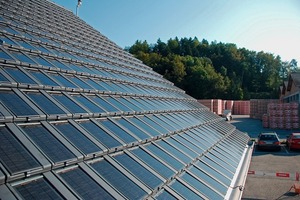  »2 Der Solarziegel, der gleichzeitig Strom und Wärme produziert. Auf dem Tonziegel sitzt das Photovoltaik-Modul zur Stromerzeugung. Die gespeicherte Wärme nutzt er zur Warmwasserbereitung 