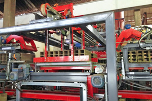  »1 The green bricks are transported on parallel chain conveyors that are connected with a roller programming bench 