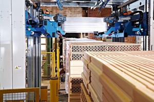  <span class="bildunterschrift_hervorgehoben">»5</span> The Beumer stretch hood M now ensures that pallets are packaged efficiently. 80 pallets are covered with a stretch hood every hour<br /> 