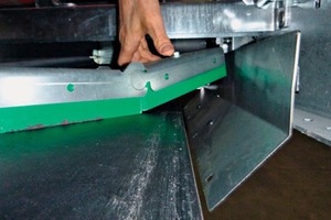  »3 Drooping belt edges are also cleaned by the articulated plough scraper 