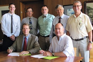  »1 Set to make history with the Clay Brick LCA Study by (front right-left): Nico Mienie, Clay Brick Technical Chairperson and Professor Karel Bakker, Dean Department of Architecture, University of Pretoria; with (back right-left) At Coetzee, Clay Brick Executive Director; Professor Dieter Holm; Professor Piet Vosloo, Project Coordinator; Howard Harris, Technical Consultant and Research Assistant; Gregory Rice 