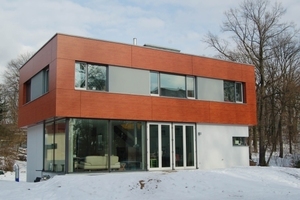  &gt;&gt; Passivhaus in Dresden: Das zweigeschossige Haus wird äußerlich geprägt durch ein verputztes Erdgeschoss und ein auskragendes Obergeschoss mit hinterlüfteter Vorhangfassade.  