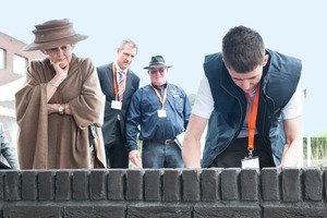  » Königin Beatrix beim Besuch des Finales der Backstein-Spiele 2012 in Barneveld 