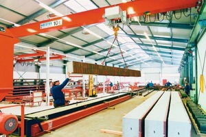  »7 The 10-tonne bridge crane moving a prefabricated element through the workshop 