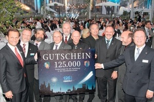  ››2 Alfons Hörmann (left), CEO at Creaton AG, symbolically hands over 125 000 clay roofing tiles for training purposes to the ZVDH President Karl-Heinz Schneider (second from left) and several regional association masters, right: Creaton Financial Director Karsten Schüssler 