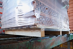 <span class="bildunterschrift_hervorgehoben">»4</span> The hood is drawn over the entire pallet load up to a point below the pallet, which ensures a high level of load safety<br /> 