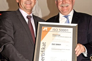  » Schlagmann-Geschäftsführer Johannes Edmüller (links) erhält das Zertifikat vom bayerischen Wirtschaftsminister Martin Zeil  