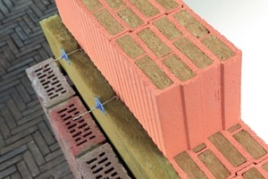  »9 The wall materials for this integrated solution for double-leaf walls are the Poroton-T8-MW in a thickness of 24 centimetres and facing bricks from the Terca range. With ten-centimetre-thick insulation in WLG 035, a U-value of 0.16 W/m²K is achieved and at the same time the exterior wall is thinner than monolithic structures with the same insulation levels. A part of the system is a two-part cavity wall tie made of stainless flat steel that ensures the stability of the structure 