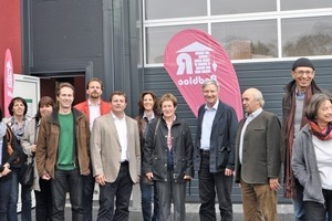  »1 The participants in front of the prefabricated element plant owned by Redbloc Elemente GmbH in Plattling 