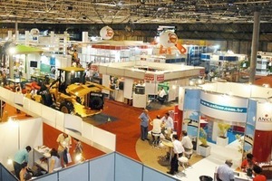  &gt;&gt;1 Blick in die Halle der Expoanicer (Maschinen-, Ausrüstungs- und Dienstleistungsmesse für die keramische Industrie) 