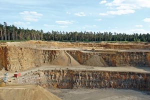  »3 Clay as an accessory material: quarries can contain large quantities of clay (Ueffeln open pit, Lower Saxony) 