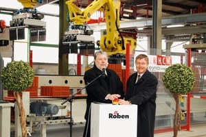  &gt;&gt;1 Mit dem Druck auf den „roten Knopf“ haben der Rheinland-Pfälzische Ministerpräsident Kurt Beck (links) und Röben Geschäftsführer Wilhelm-Renke Röben das neue Röben Klinker-Werk in Bannberscheid offiziell eröffnet.  
