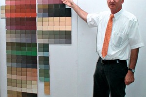  »2 Managing director Uwe Grothe shows some colour samples 