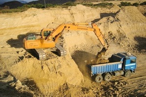  ››4 The raw material is extracted non-selectively with a shovel excavator 