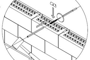  »3 In der Mitte der Ziegeloberseite werden ebenfalls Clips befestigt, an denen die Mauerwerksanker fixiert werden 